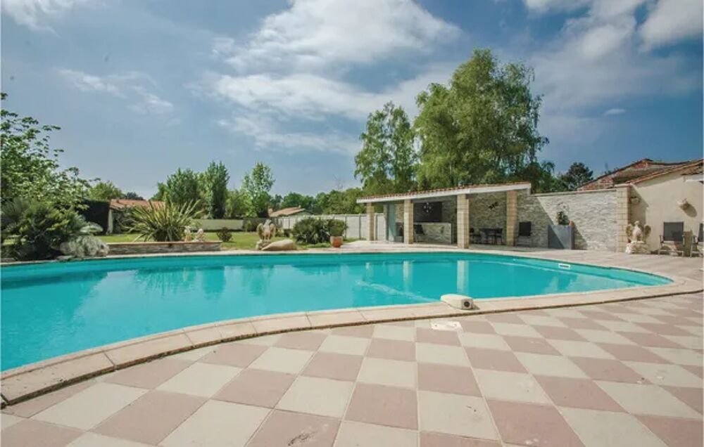   Stunning home in Saint-Vivien-de-Medoc with 4 Bedrooms and Outdoor swimming pool Piscine prive - Alimentation < 1 km - Tlvisi Aquitaine, Saint-Vivien-de-Mdoc (33590)