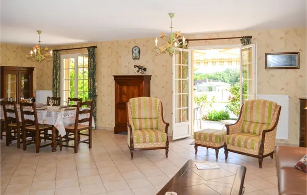   Amazing home in Montignac-Lascaux with 3 Bedrooms, WiFi and Outdoor swimming pool Piscine prive - Alimentation < 1.2 km - Tlv Aquitaine, Montignac (24290)