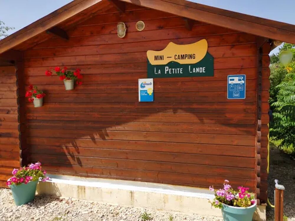   6 x Grass Campsite Pitches Piscine privée - place de parking en interieur - Lave linge - Accès Internet - Table et chaises de ja Aquitaine, Saint-Jory-de-Chalais (24800)