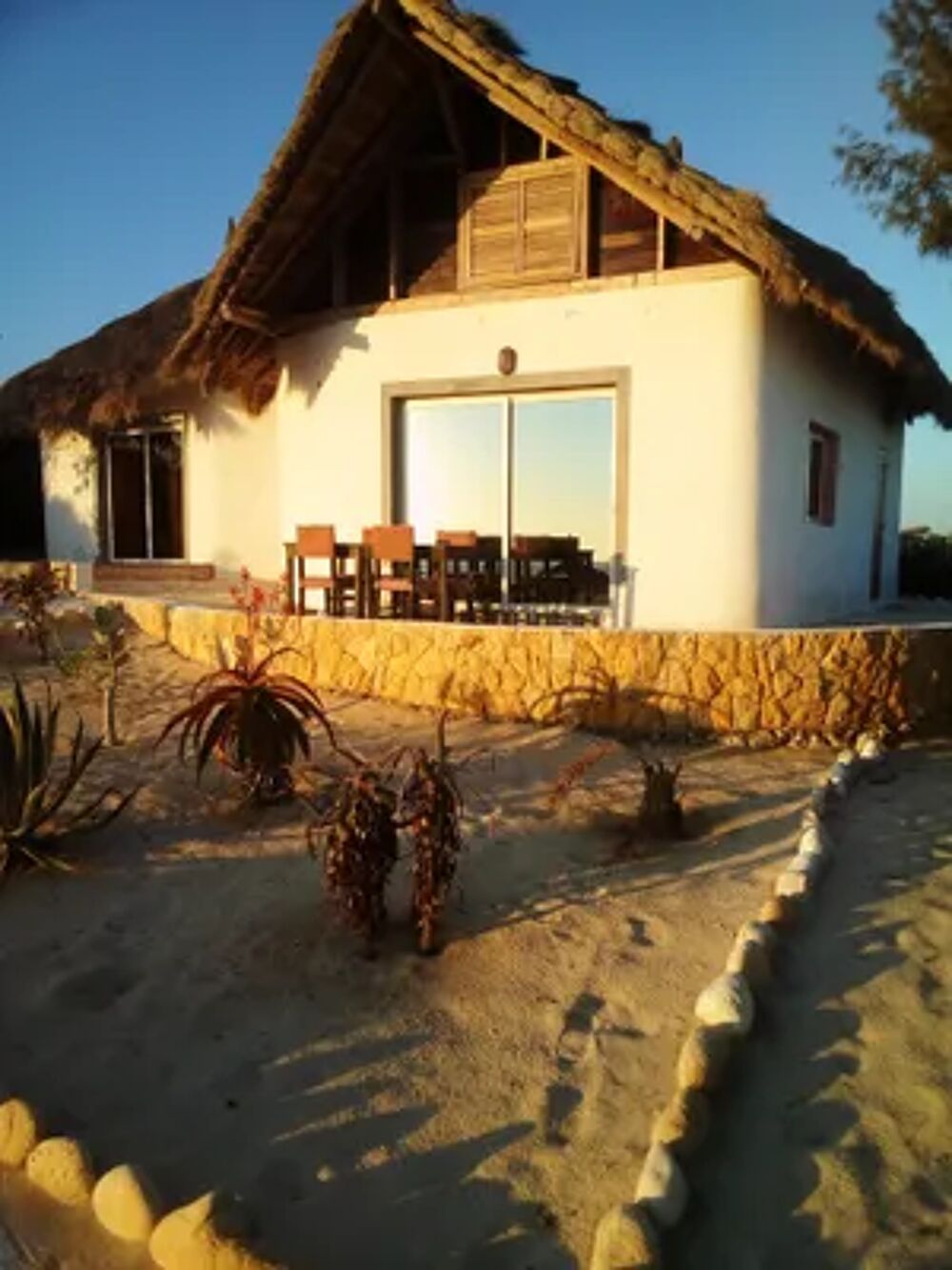    10 m de la plage ! Jolie maison pour 6 pers. avec terrasse  Anakao Plage < 100 m - Tlvision - Terrasse - place de parking e Madagascar, Anakao Bas