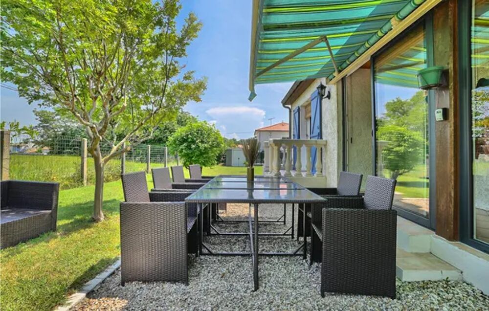   Beautiful home in Meschers-sur-Gironde with WiFi and 3 Bedrooms Plage < 750 m - Alimentation < 150 m - Tlvision - Terrasse - p Poitou-Charentes, Meschers-sur-Gironde (17132)