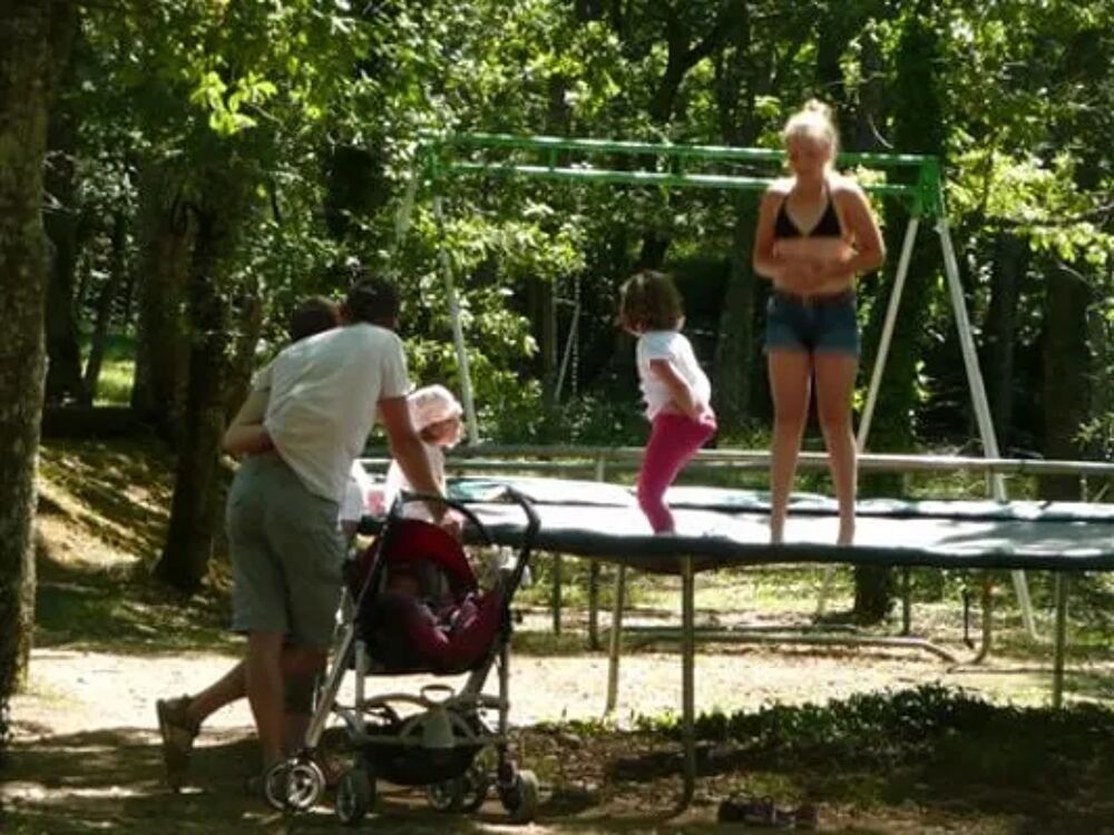   Camping Le Pech de Caumont - Bois avec TV Piscine collective - Terrasse - place de parking en extrieur - Salon jardin Aquitaine, Cnac-et-Saint-Julien (24250)