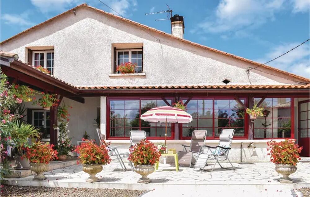   Nice home in Massugas with 2 Bedrooms, Private swimming pool and Outdoor swimming pool Piscine prive - Alimentation < 2 km - T Aquitaine, Massugas (33790)