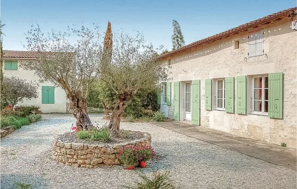   Amazing home in Rioux with WiFi, Private swimming pool and Outdoor swimming pool Piscine prive - Tlvision - Terrasse - place Poitou-Charentes, Rioux (17460)