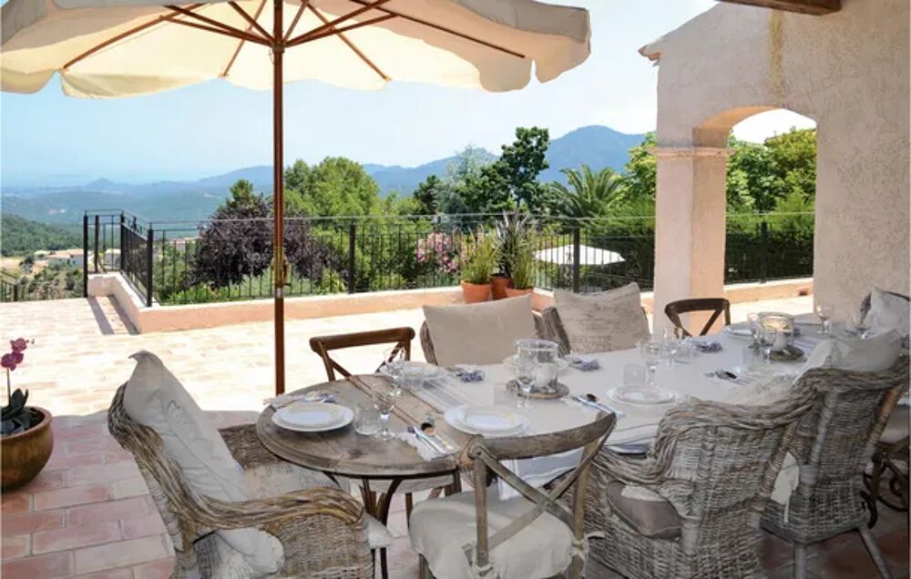   Awesome home in Les Adrets d l'Estrel with 5 Bedrooms, WiFi and Outdoor swimming pool Piscine prive - Alimentation < 1.7 km - Provence-Alpes-Cte d'Azur, Les Adrets-de-l'Estrel (83600)