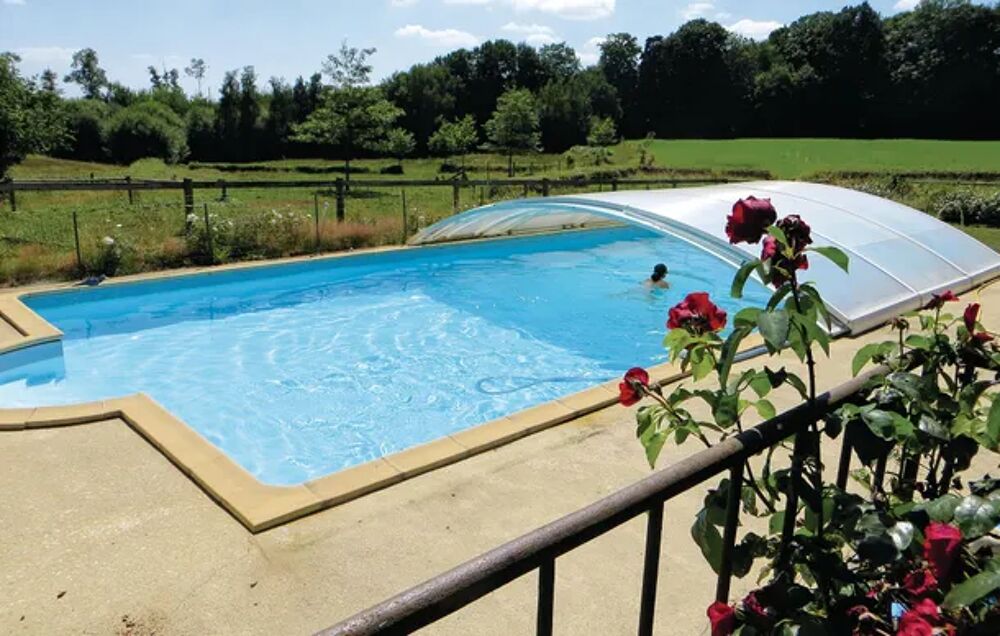   Stunning home in Domfront en Champagne with 2 Bedrooms, WiFi and Outdoor swimming pool Piscine collective - place de parking en Pays de la Loire, Domfront-en-Champagne (72240)