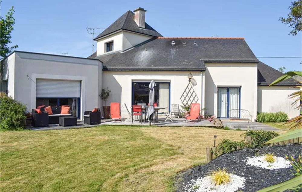   Nice home in Hillion with 4 Bedrooms and WiFi Plage < 1.5 km - Alimentation < 400 m - Tlvision - Terrasse - place de parking e Bretagne, Hillion (22120)