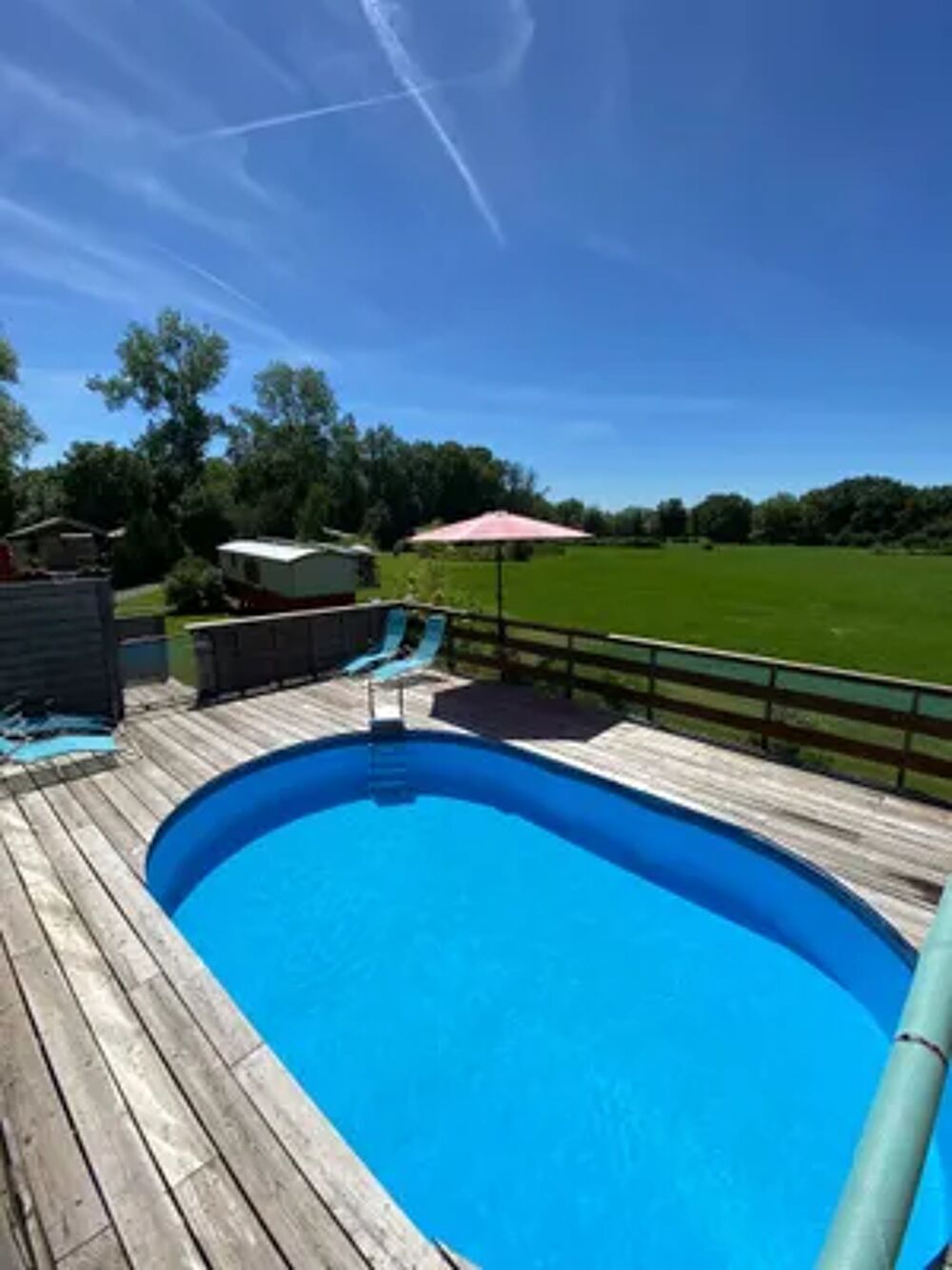   Superbe bungalow pour 4 pers. avec piscine partage  Saint-Pardoux Piscine collective - Terrasse - place de parking en extrieu Auvergne, Saint-Pardoux (63440)