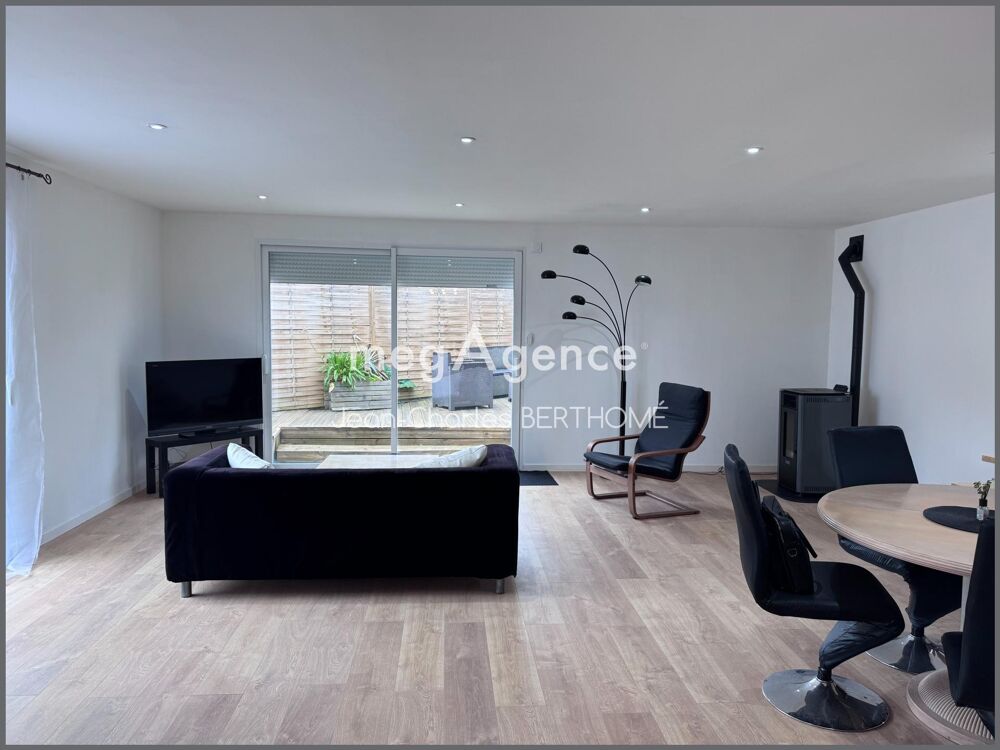 Proche toutes commodités, Maison de 110m2 habitable entièrement rénovée, 3 chambres, jardin, terrasse.