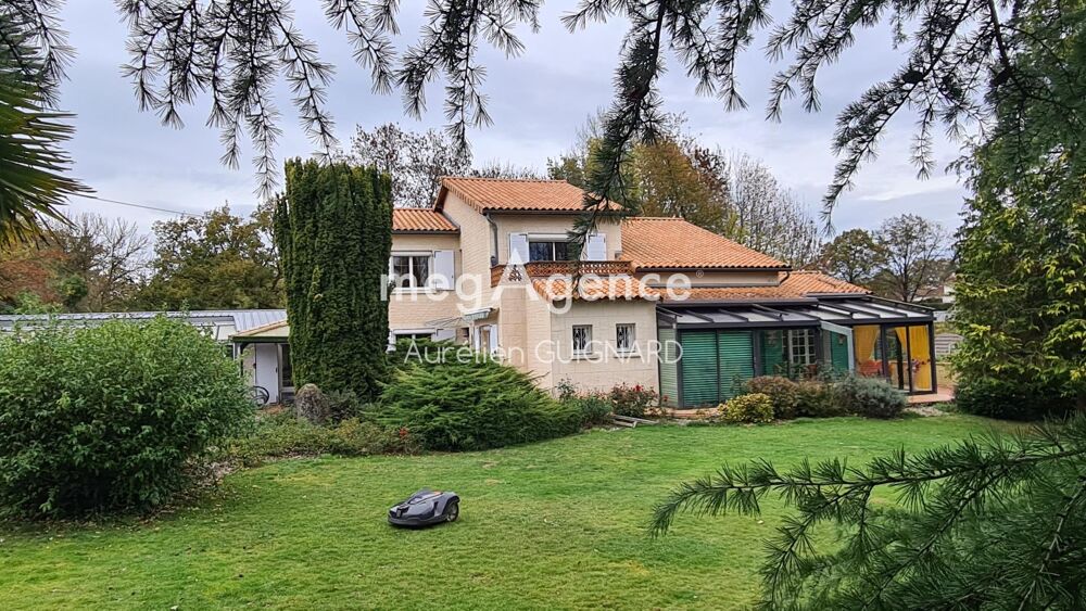 Bel espace en pelouse, plan d'eau, Piscine, Sauna, Spa