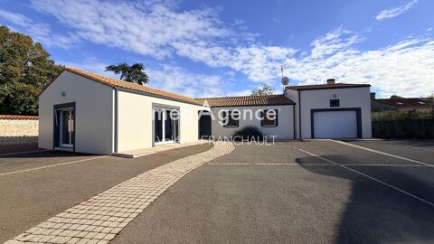   Saint-Jean-d'Hermine, coeur de ville Maison de plain pied de 158M² sur une parcelle de 630M2 environ. Maison - 6 pièce(s) - 158 m²
