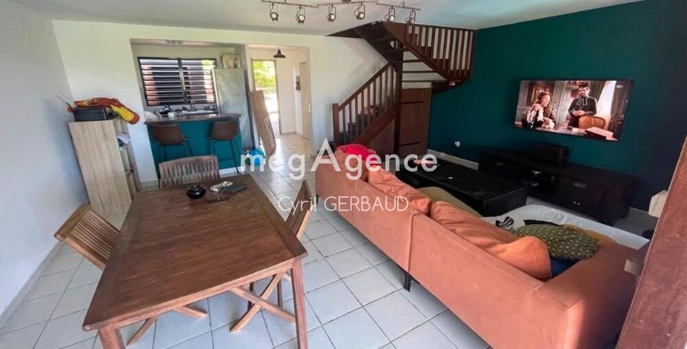 A vendre villa T4 avec un étage et un abris garage dans un quartier résidentiel à Rémire-Montjoly.