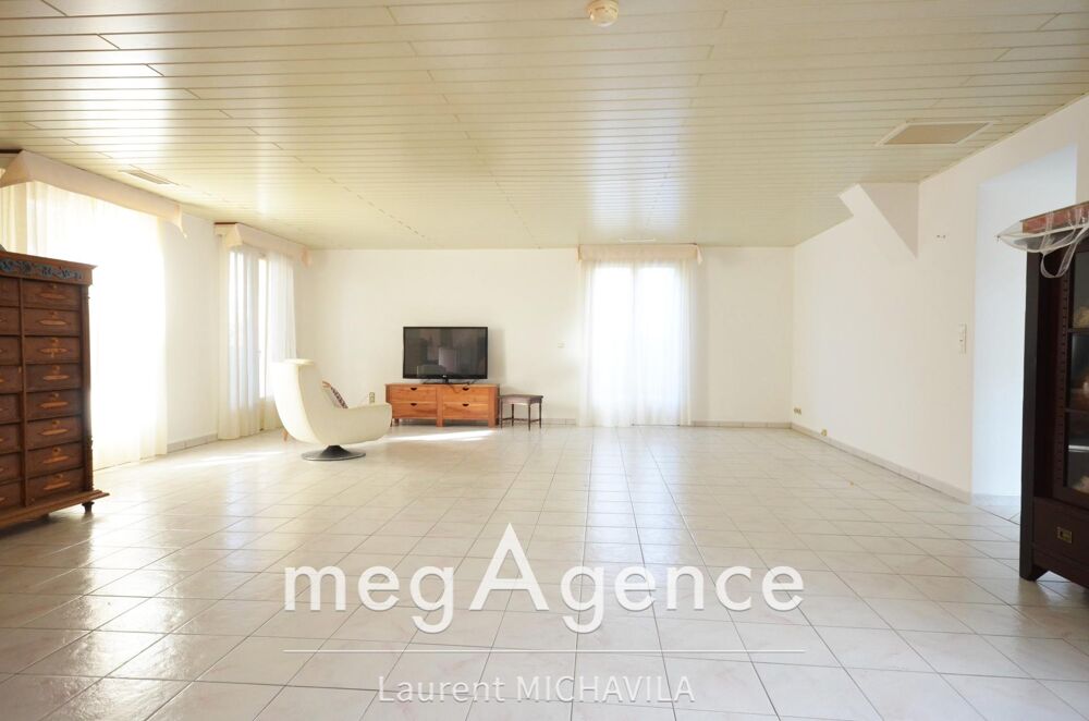 Villa de plein pied sur 175m2 sur une parcelle de 983 m2 nichée sur les hauteurs