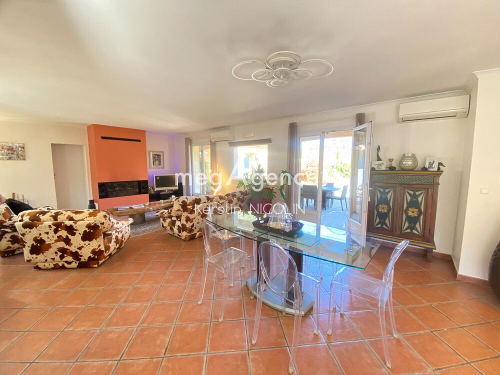 Superbe villa à Néoules, proche du village.