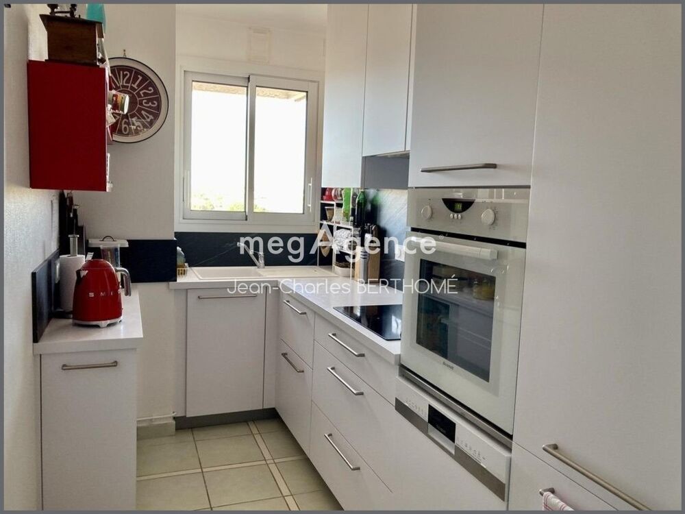Situation idéale pour cet appartement lumineux de type 2 de 53m2 habitable, vue panoramique exceptionnelle.