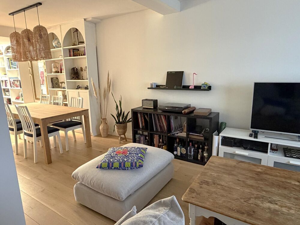 Maison ancienne avec 3 chambres, buanderie, garage double, parking et jardin