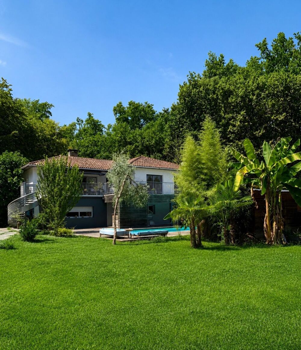 Et si votre prochain coup de coeur se trouvait ici ? Entre piscine, jacuzzi, espaces de réception et environnement boisé, cette p