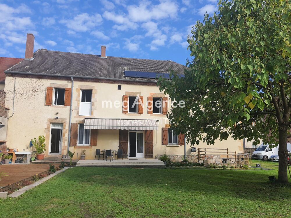 Maison restaurée avec soins, dépendances et grand jardin en centre bourg.