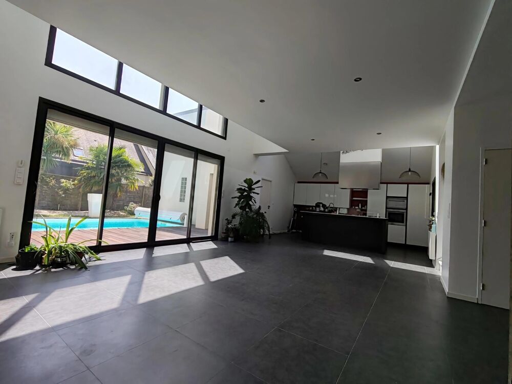 MAISON CONTEMPORAINE AVEC PISCINE
