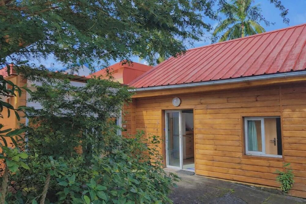 Vente Maison A Sainte-Rose, deux maisons mitoyennes meublées, chacune de type T4, d'une surface habitable de 293 m2, sur 959 m 2 de terrain. Sainte-rose