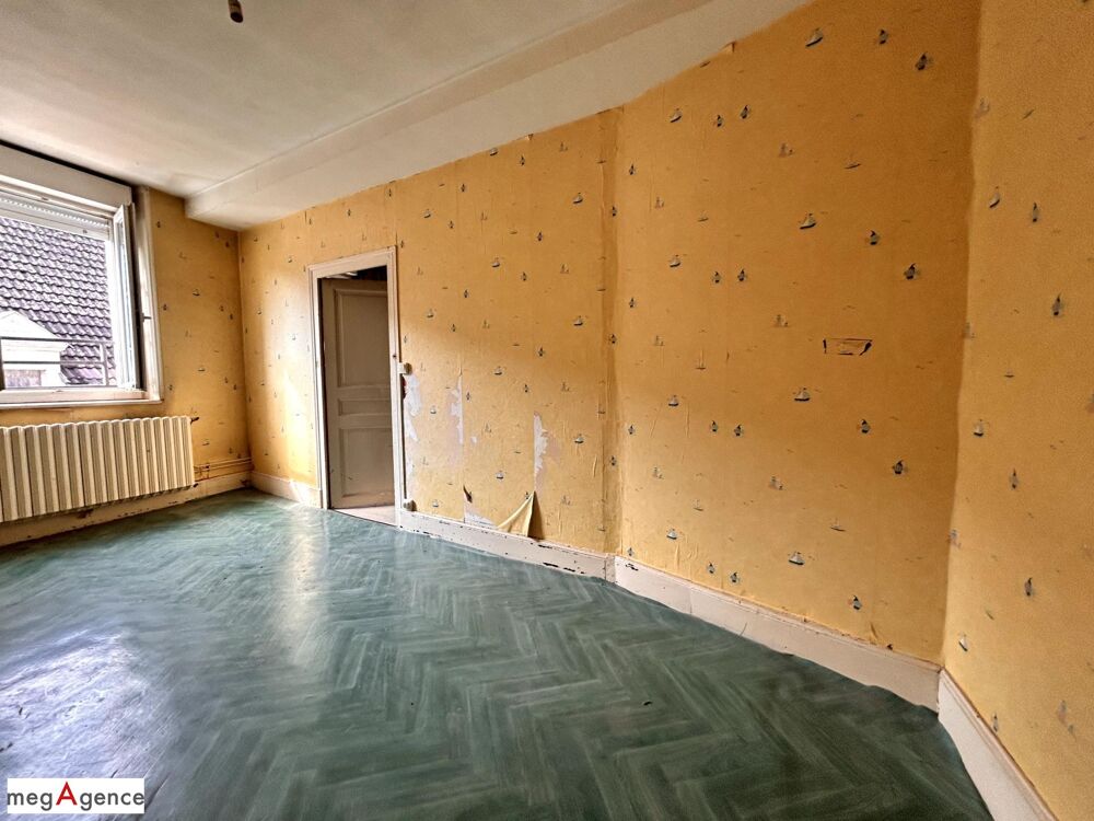En centre ville 165.29 m², comprenant : logement d'habitation + ancien local commercial (avec boutique et vitrine)