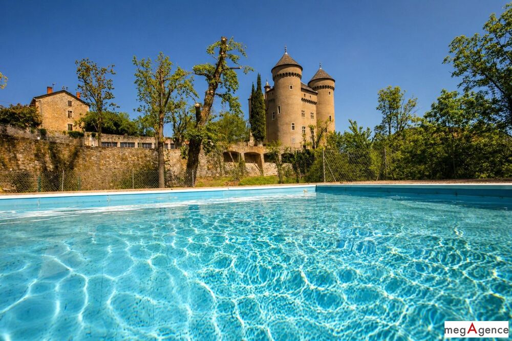 Château avec parc, piscine et salle de réception