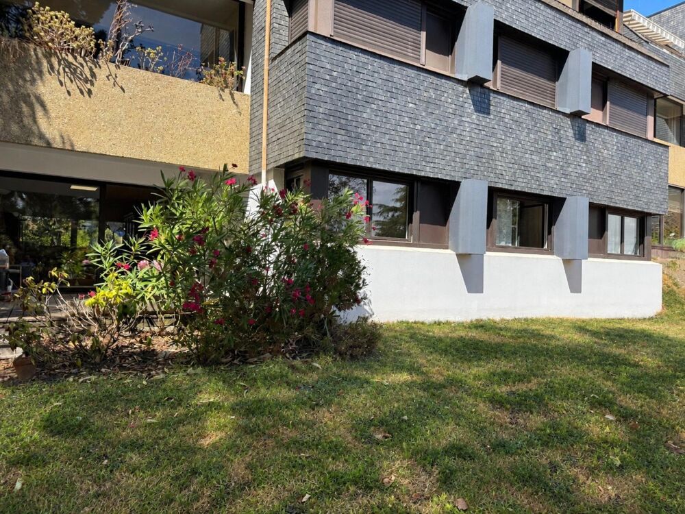 Larmor-Plage  Grand appartement dans un environnement arboré.