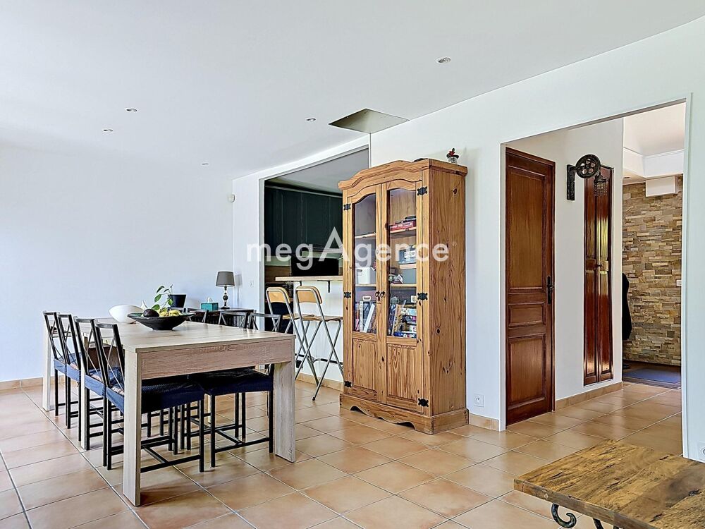 MAISON FAMILIALE SANS TRAVAUX 5 CHAMBRES SOUS SOL ET JARDIN