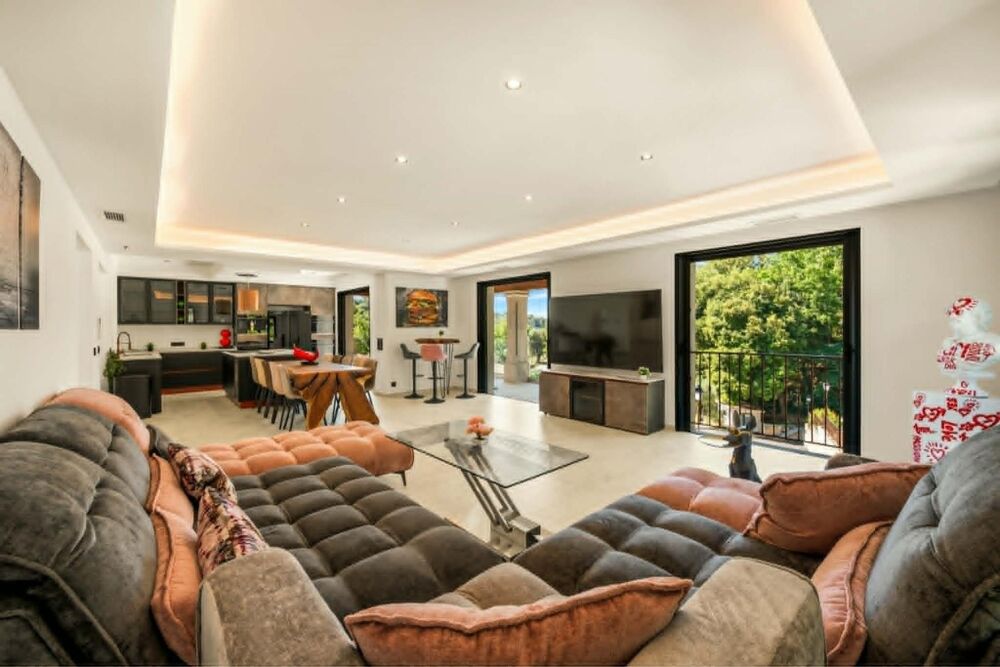 VILLA RENOVEE de 300M2 - 06330 ROQUEFORT-LES-PINS
