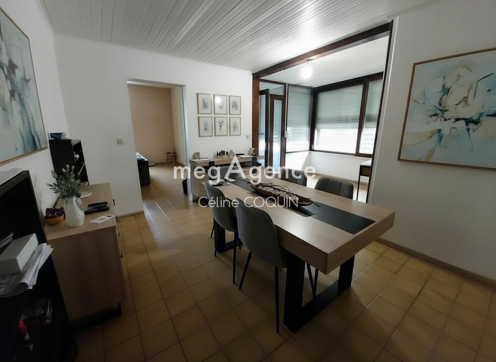 A vendre 2 maisons mitoyennes+ garage + terrain 3 310 m²  Jonzac centre