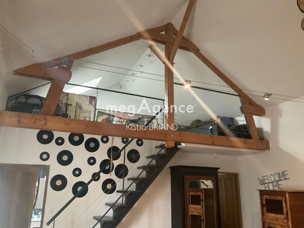 Maison rénovée avec piscine et garage