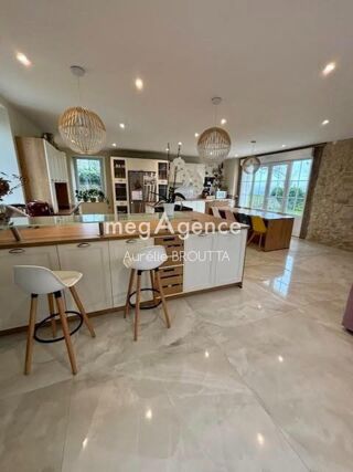  Maison  vendre 8 pices 360 m