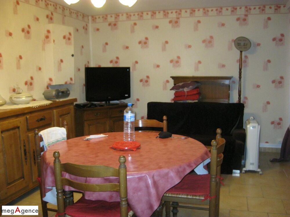 Vente Immeuble Aumale :  Investisseurs, Immeuble composé de 2 appart, 4 studios. Bon rendement. Marques