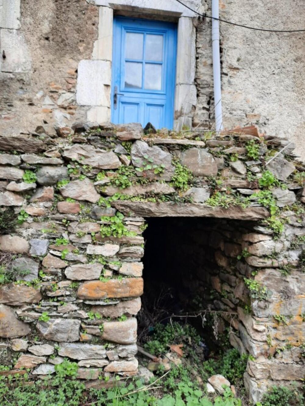 Riols, Batîsse ancienne entièrement à réhabiliter