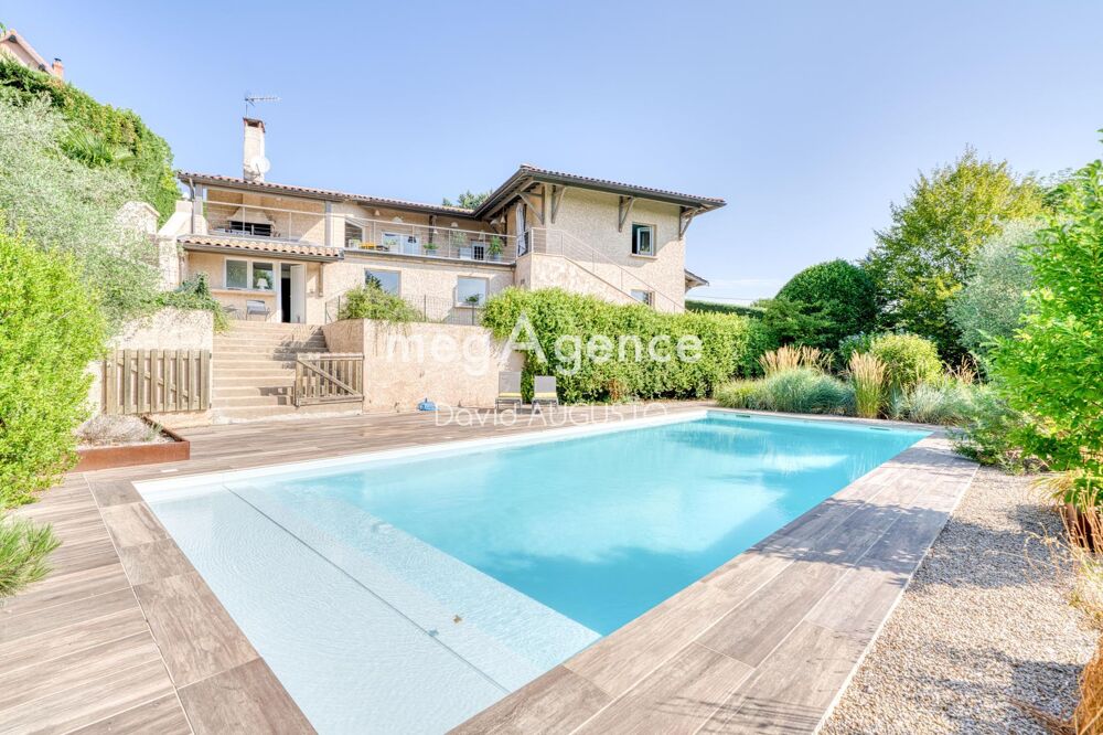 Maison avec vue, cadre naturel, piscine et garage pour 5 voitures