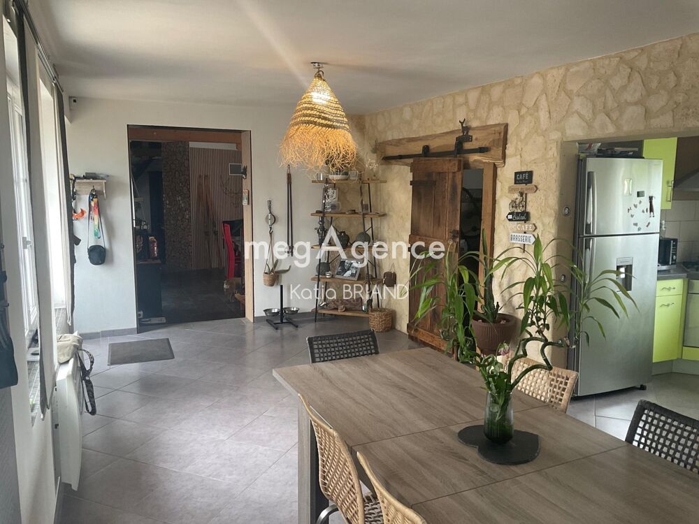 Maison rénovée avec piscine et garage