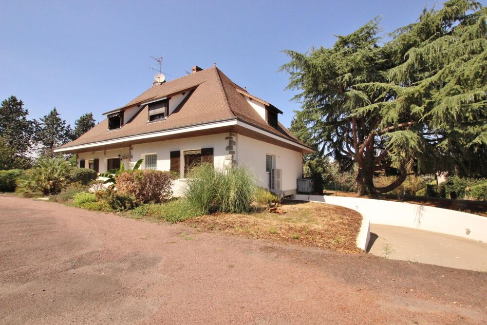 MAISON SPACIEUSE PROCHE THOUARS SUR UN PARC ARBORÉ