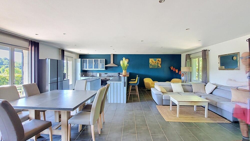 A Equemauville, dominant la vallée, Maison de 190 m² sur deux niveaux. Trois chambres et vaste séjour. 4 garages.
