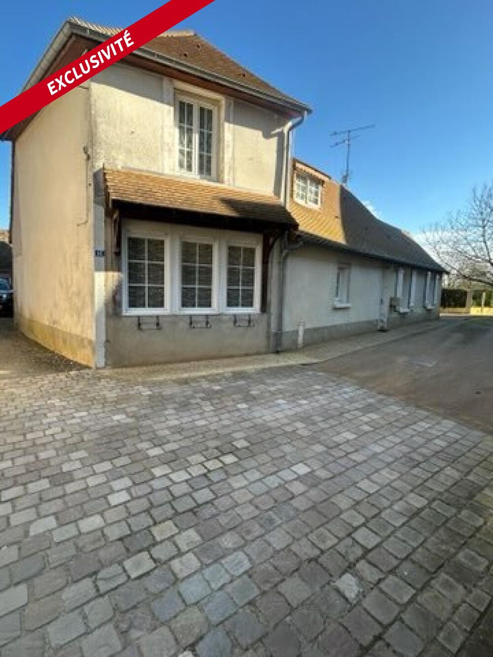 Maison de bourg spacieuse avec jardin et garages