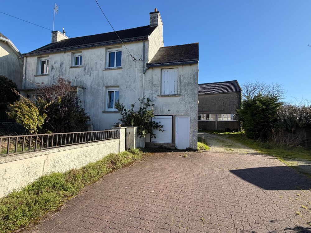 Ensemble immobilier avec garage et hangar et terrain à Bâtir