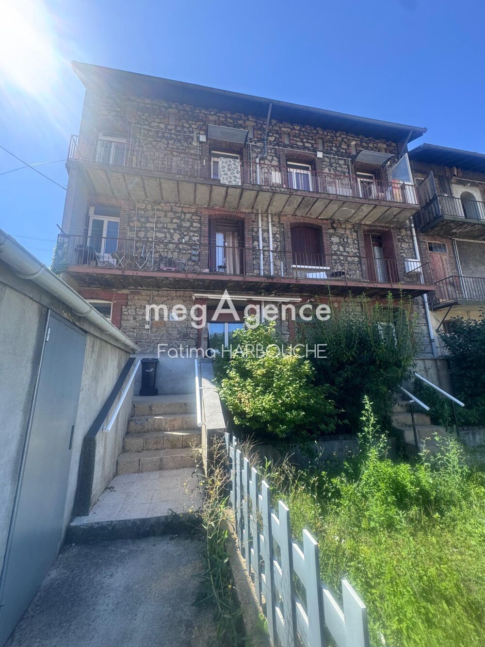 ENSEMBLE DE DEUX APPARTEMENTS CÔTE À CÔTE AVEC GARAGE, PARKINGS ET JARDIN