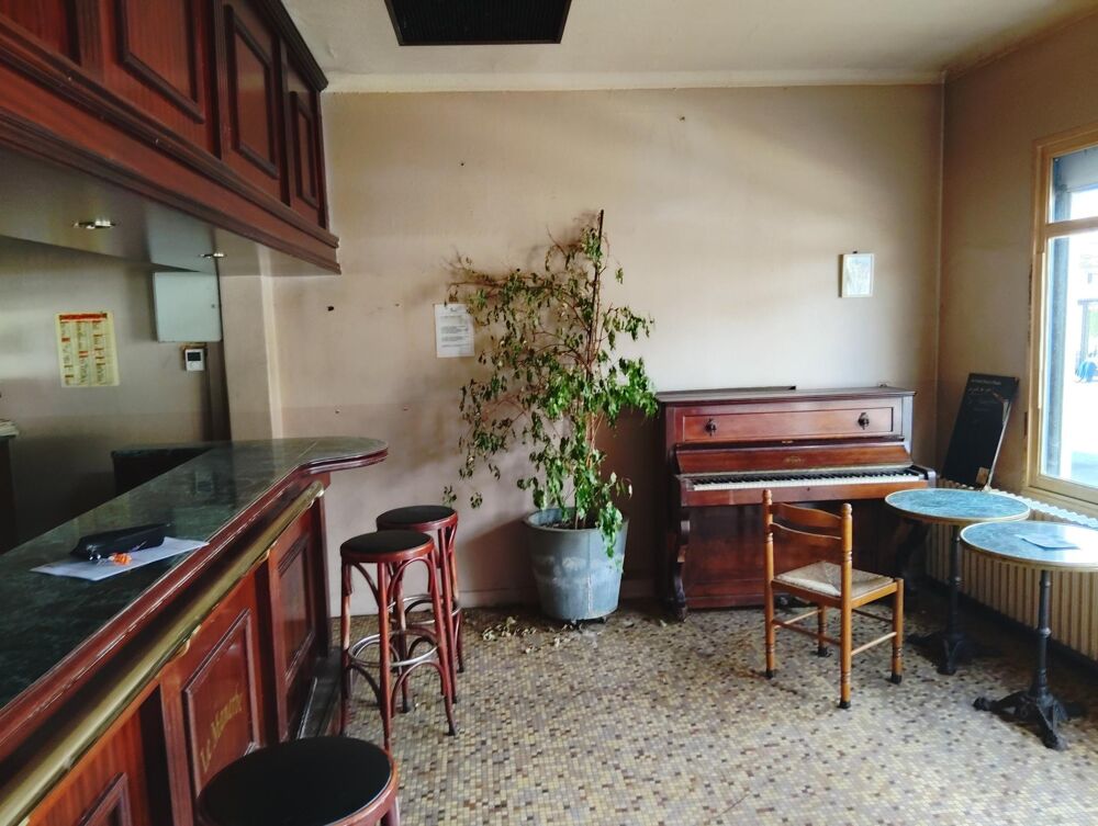   Ce bien immobilier comprenant un commerce et un logement représente une opportunité idéale pour un professionnel souhaitant déve 