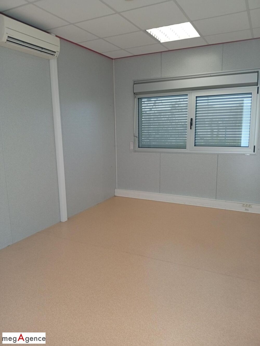   Bureaux, garage de 375 m² sur 9633 m² de terrain clos. Varennes-sur-allier