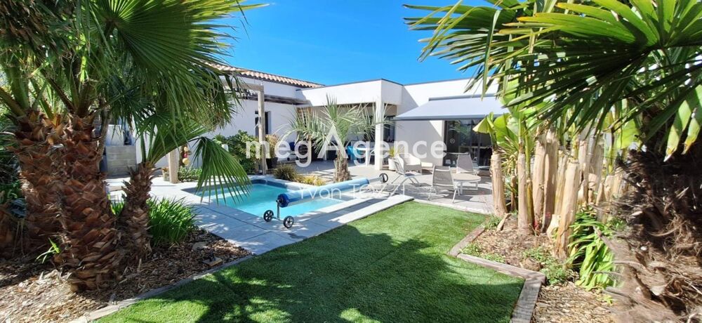 Maison contemporaine de plain-pied avec piscine