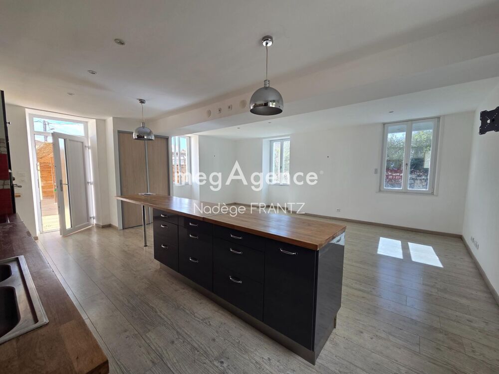 Vente Maison Maison charentaise à Saint-Savinien – Vie de plain-pied, 3 chambres, bureau, terrasse bois et garage rénové Saint-savinien