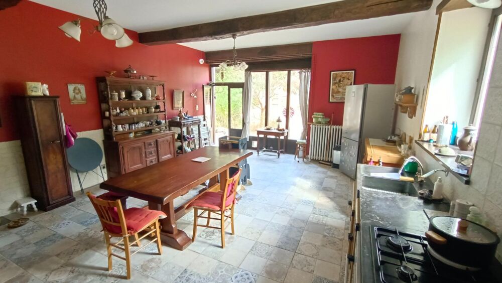 Propriété de caractère en bordure de rivière  1 maison, 4 dépendances et 5 000 m² de terrain