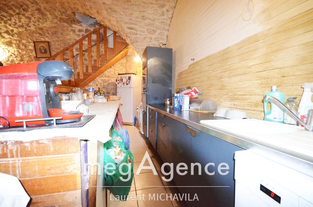 Grande maison de village avec cours à beau potentiel