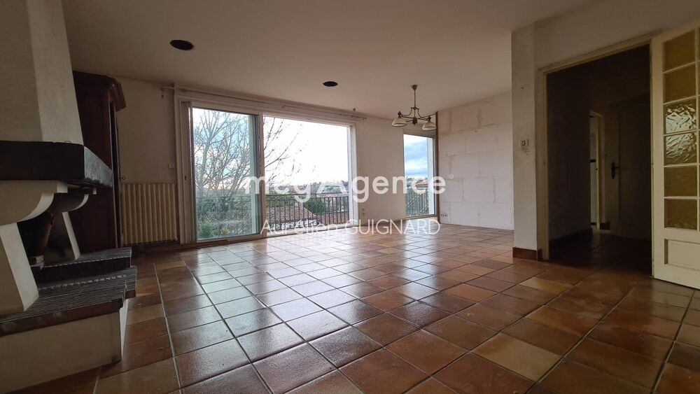 3 chambres,1 bureau. Bel espace en pelouse, garage