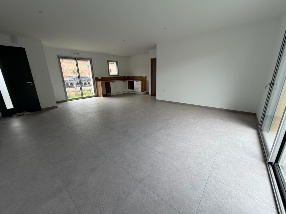 Maison neuve avec garage et jardin