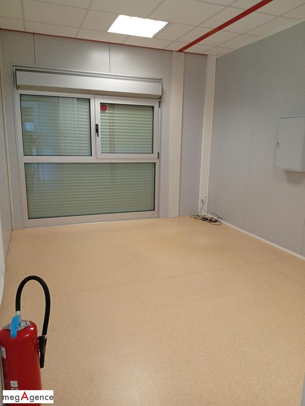   Bureaux, garage de 375 m² sur 9633 m² de terrain clos. Varennes-sur-allier